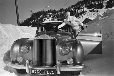 Brigitte Bardot in ihrem Silver Cloud am Weg nach St.Moritz