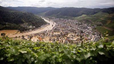 1627038661803,flut-in-ahrweiler-so-gross-ist-der-schaden-106.jpg (64.37 KiB) 4089 mal betrachtet https://www.deutschlandfunk.de/ahrwinzer-ueber-hochwasserschaeden-keine-flasche-kein-fass.694.de.html?dram:article_id=501038